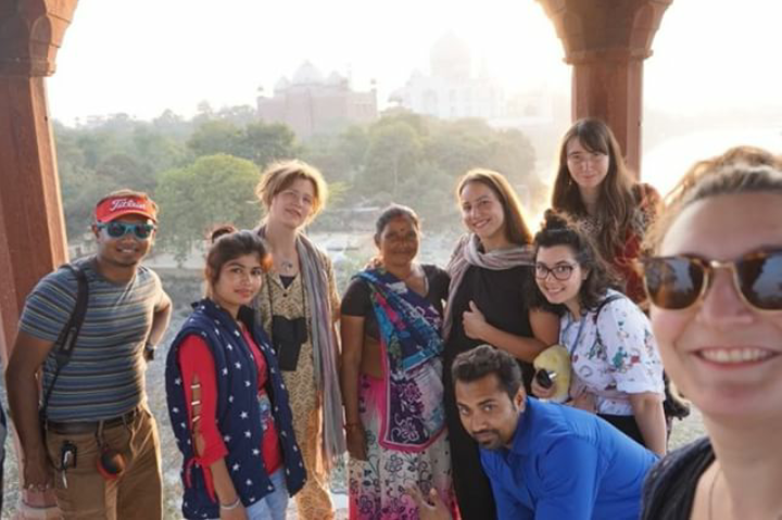 If you have read the previous post about my stay in Agra, you know that I am a volunteer in India as a "guide" to Taj Mahal.