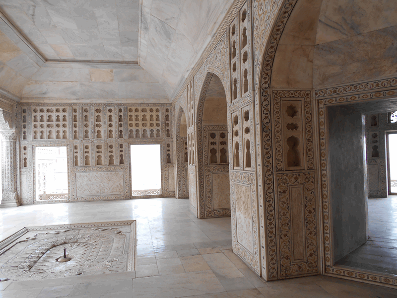 Most part of Agra's visitors only visit Taj Mahal, but as I would stay in the city for 5 days, I had time to visit more stuff. I decided to visit Agra Fort.