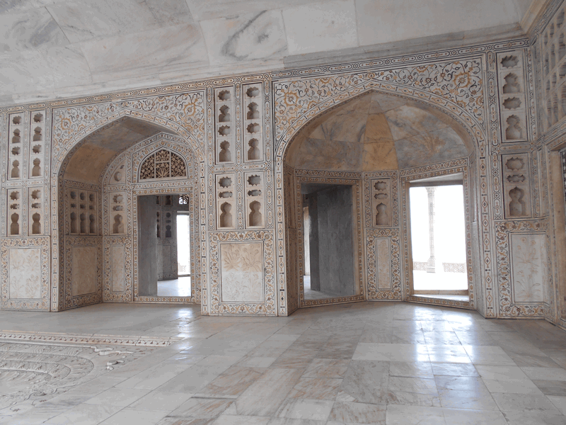 Most part of Agra's visitors only visit Taj Mahal, but as I would stay in the city for 5 days, I had time to visit more stuff. I decided to visit Agra Fort.