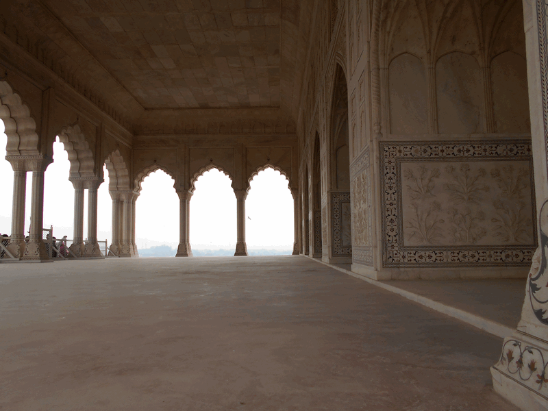 Most part of Agra's visitors only visit Taj Mahal, but as I would stay in the city for 5 days, I had time to visit more stuff. I decided to visit Agra Fort.