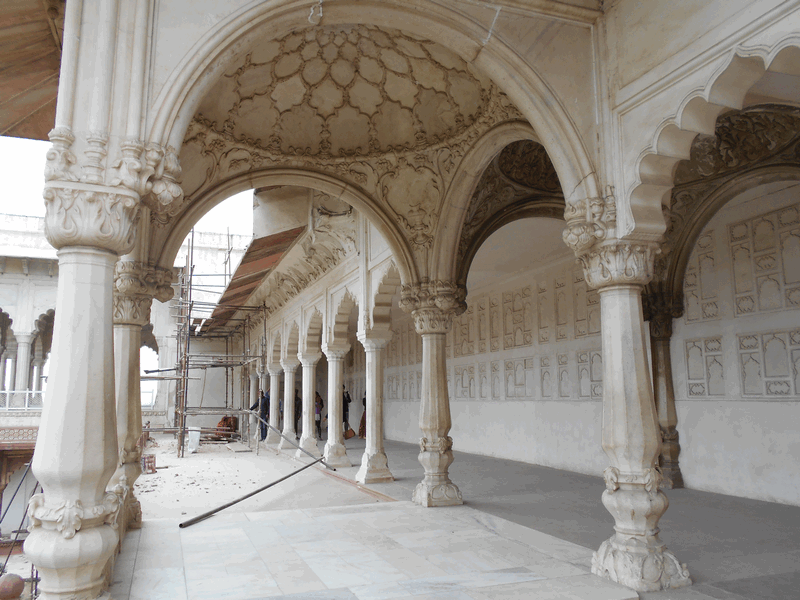 Most part of Agra's visitors only visit Taj Mahal, but as I would stay in the city for 5 days, I had time to visit more stuff. I decided to visit Agra Fort.