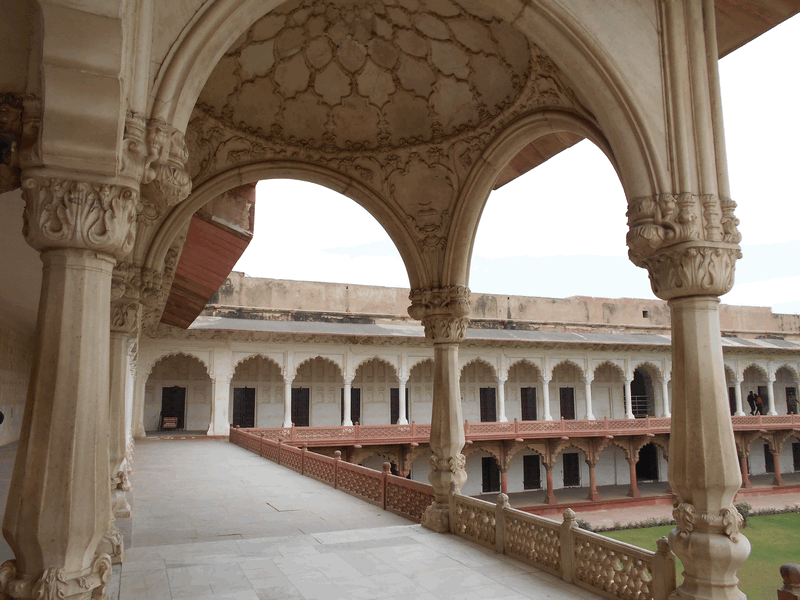 Most part of Agra's visitors only visit Taj Mahal, but as I would stay in the city for 5 days, I had time to visit more stuff. I decided to visit Agra Fort.