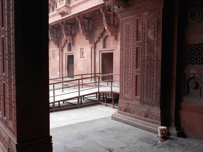 Most part of Agra's visitors only visit Taj Mahal, but as I would stay in the city for 5 days, I had time to visit more stuff. I decided to visit Agra Fort.