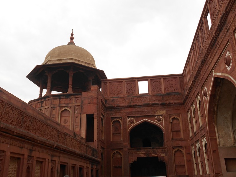 Most part of Agra's visitors only visit Taj Mahal, but as I would stay in the city for 5 days, I had time to visit more stuff. I decided to visit Agra Fort.