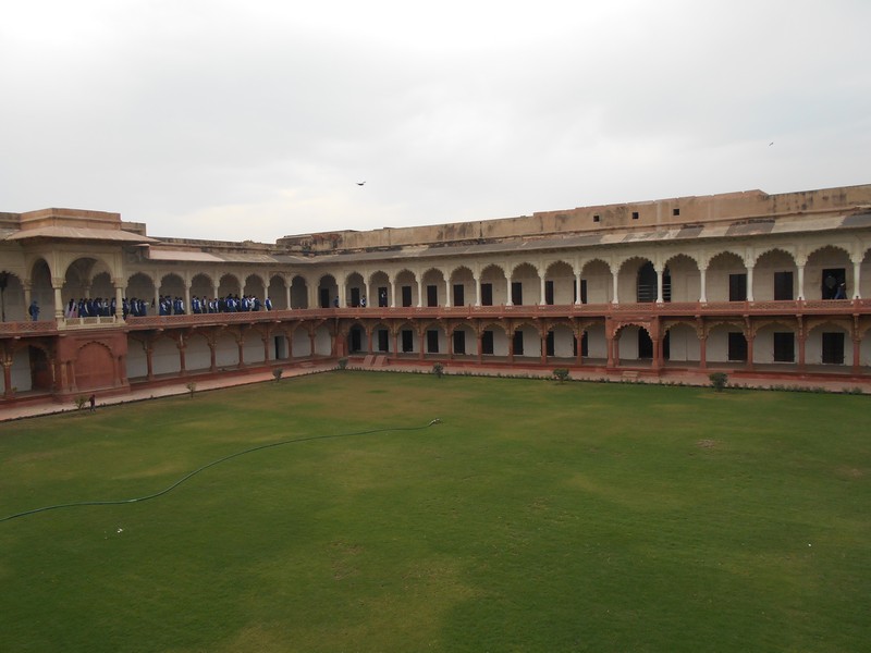 Most part of Agra's visitors only visit Taj Mahal, but as I would stay in the city for 5 days, I had time to visit more stuff. I decided to visit Agra Fort.