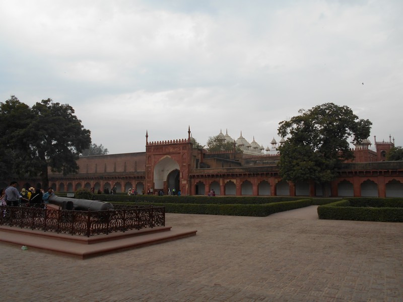 Most part of Agra's visitors only visit Taj Mahal, but as I would stay in the city for 5 days, I had time to visit more stuff. I decided to visit Agra Fort.