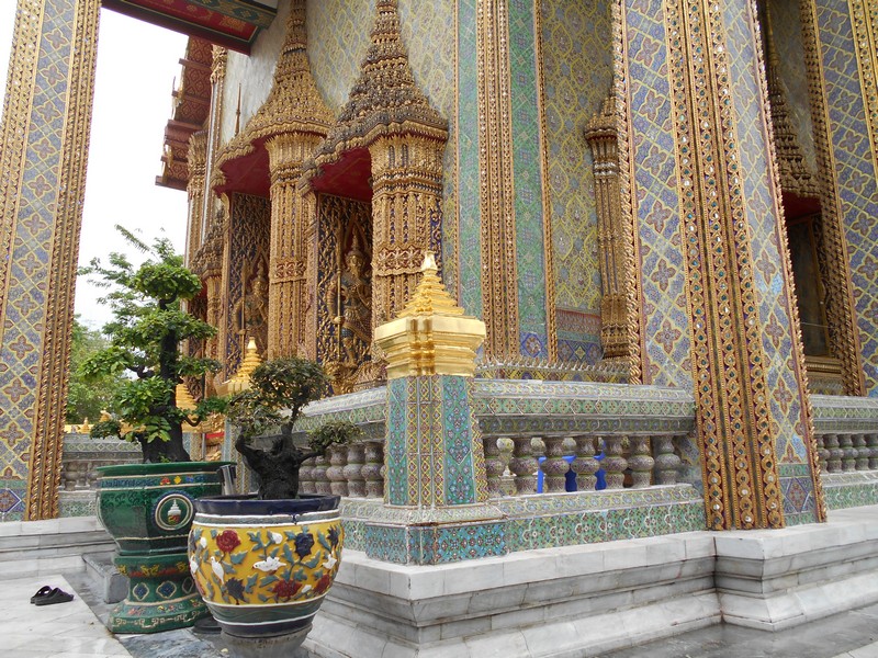 The temples in Bangkok are very different from the ones I have seen in India and Myanmar. I love their architecture and I like architecture in general.