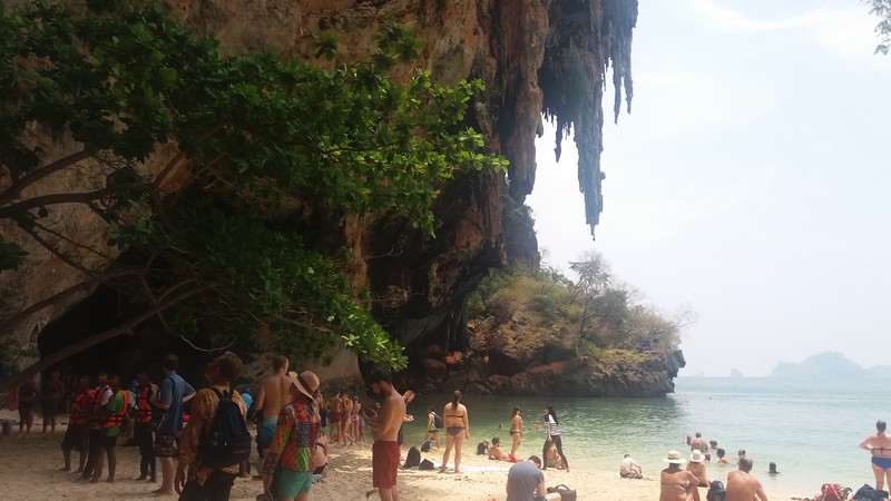 A nice programme for your stay in Krabi is kayaking at Railay Beach, a wonderful spot to do so. I went with a few friends there to kayak.