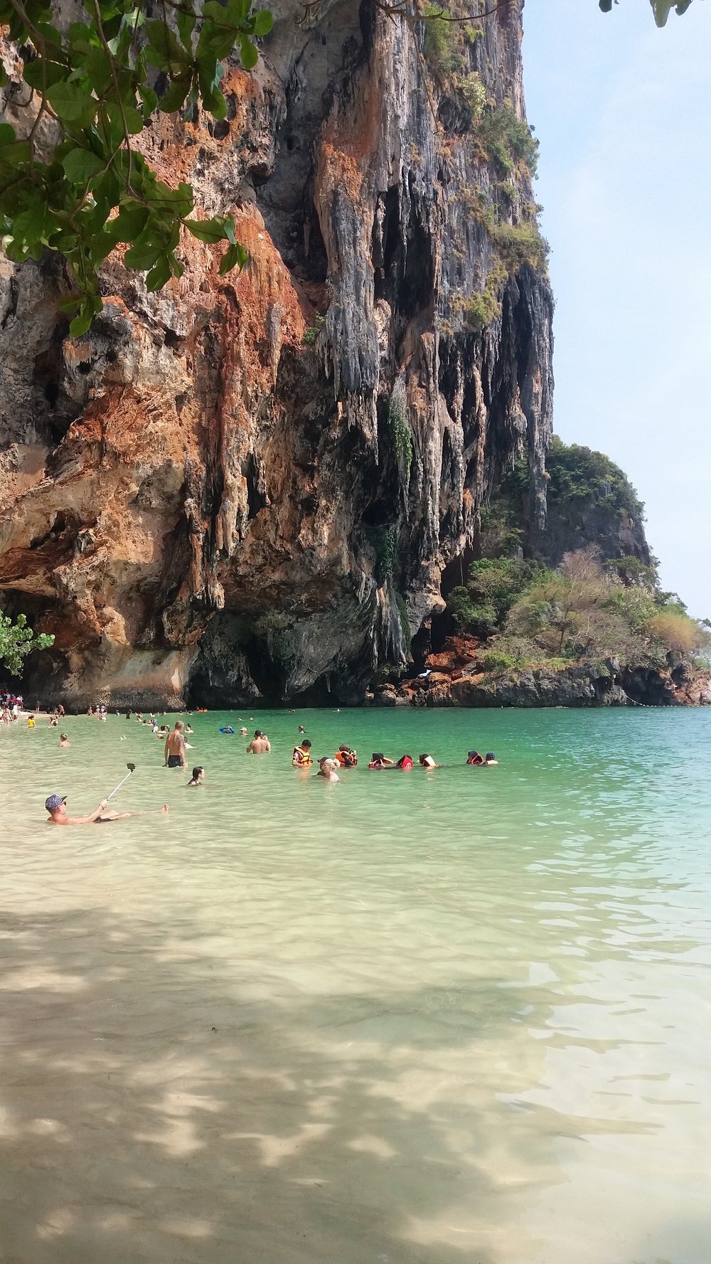 A nice programme for your stay in Krabi is kayaking at Railay Beach, a wonderful spot to do so. I went with a few friends there to kayak.