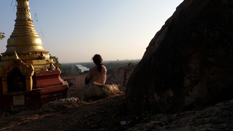 On this day, I went with my Ympek to Mandalay Hill. It's about a 35 min bicycle ride from Ostello Bello, and the street is pretty easy.