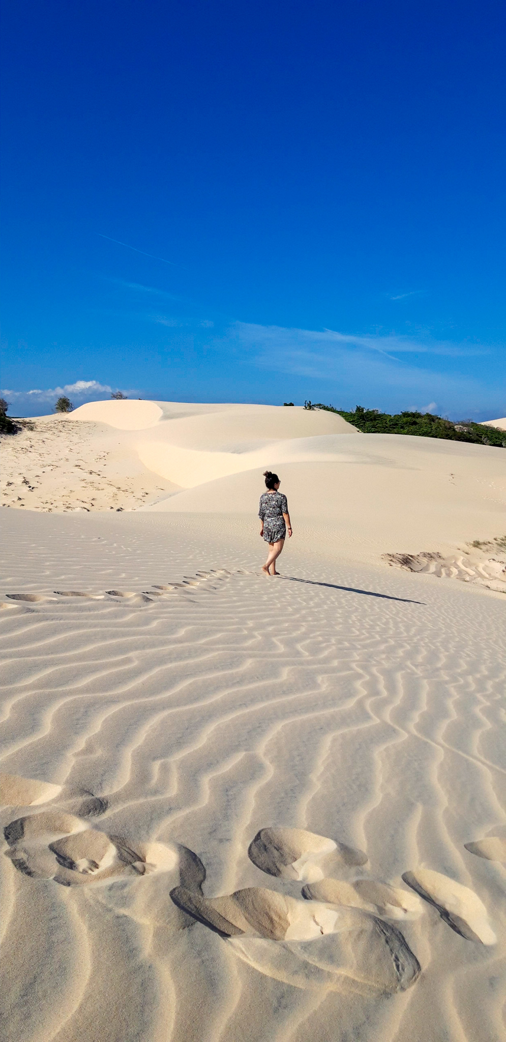 Since my first hitchhiking experience was good, the next day we returned to the road to try our luck again. Our destination: Mui Ne sand dunes.