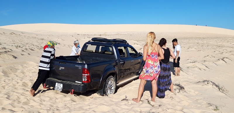 Since my first hitchhiking experience was good, the next day we returned to the road to try our luck again. Our destination: Mui Ne sand dunes.