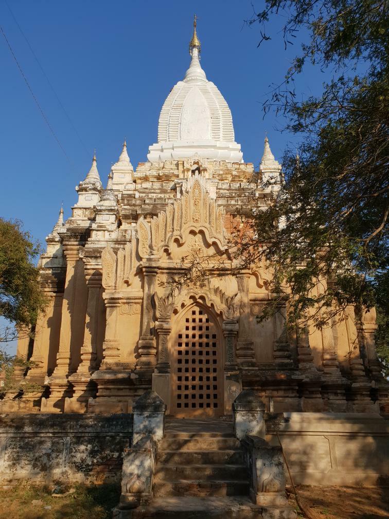 This time I'm sharing another Myanmar travel experience lived in the first person by Our Travel Getaway as Diana and Alexandre entitle themselves on Instagram.