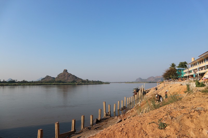 As I only had the afternoon to explore Hpa-An, I decided to walk around and find the best spot to watch the sunset in Hpa-An.