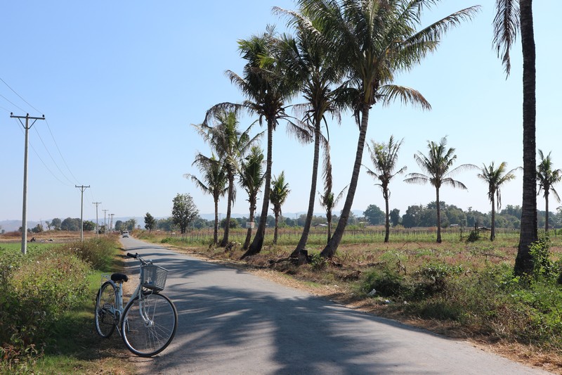 On my third day in Loikaw, I decided to visit around town by bicycle. But that was not a problem. I had a fun day anyway on this bike tour.