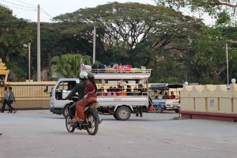 On my third day in Loikaw, I decided to visit around town by bicycle. But that was not a problem. I had a fun day anyway on this bike tour.