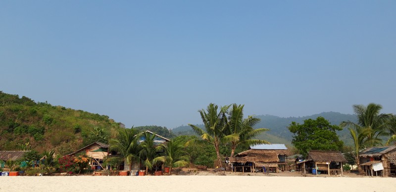 On the second day of my stay in Dawei, I decided to go further and visit more Dawei beaches: Tizit beach and San Hlan beach.