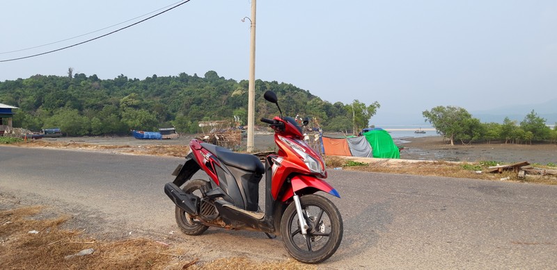 The easiest, cheapest, more convenient way for a solo traveler to explore Dawei beaches is by motorbike. For me, it is the scariest one, but I’ll give it a try.