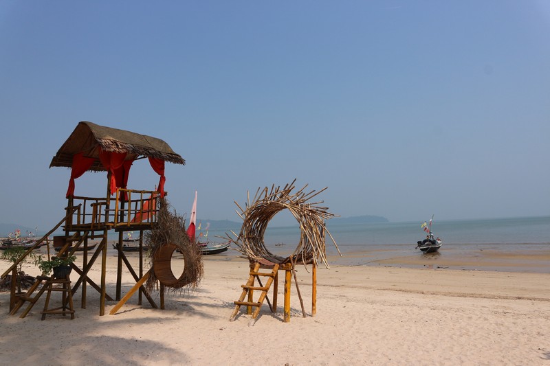 Going all the way from Dawei city to the southernmost Dawei beach takes about 3h, the longest motorbike ride I have ever done in my life