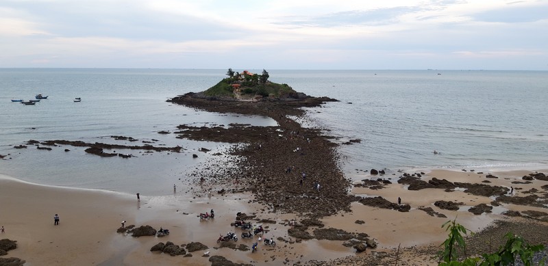 Vung Tau has the nearest beaches to Ho Chi Minh, about two hours away by bus, so it is the destination of choice for a weekend getaway for those who live in the city.