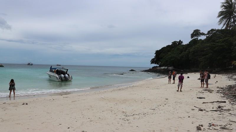 Phuket has many little islands nearby and the problem is actually figuring out which ones would be the best to visit. After some research, I decided to join a tour to Racha Island (ko racha yai) and Coral Island (ko hae)  that seem to be very beautiful.