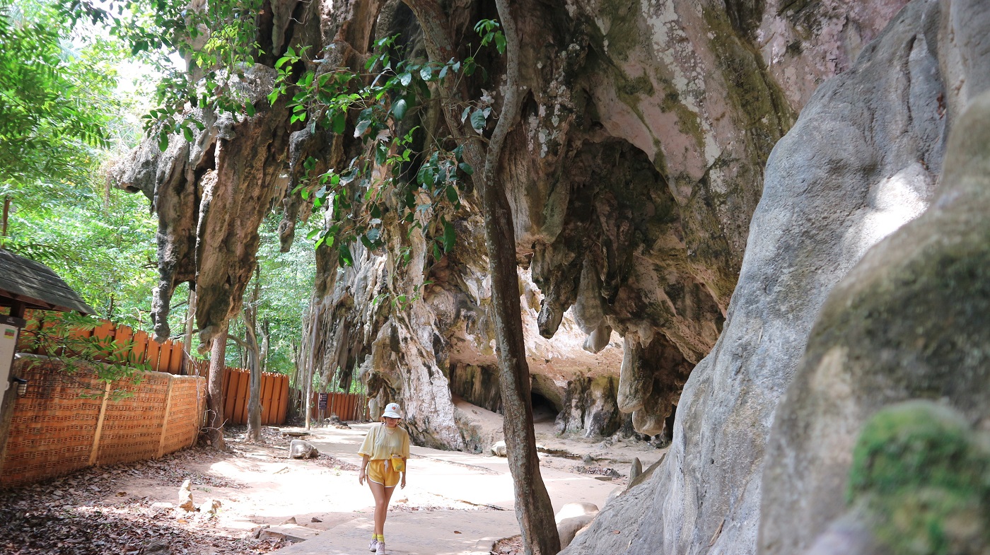 Railay beach is in fact the most beautiful beach nearby Ao Nang and on the mainland. No wonder that usually that’s where the biggest part of the people go.