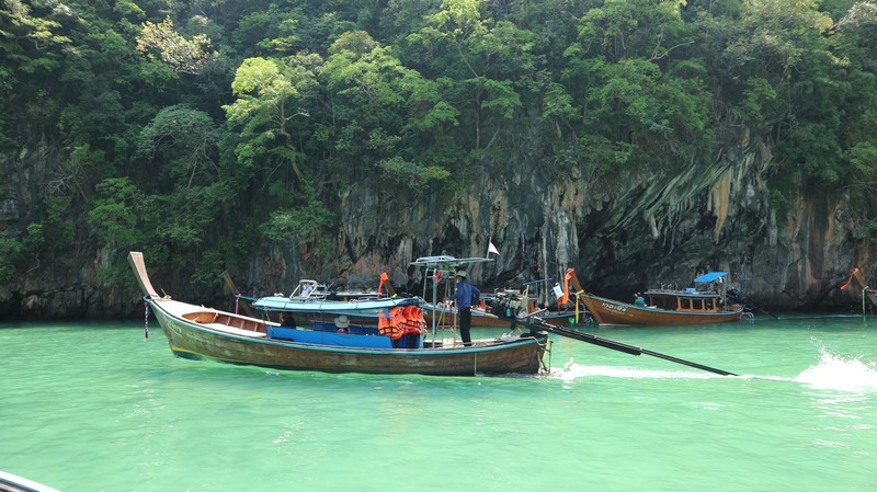 I was dying to go to Hong island, the most beautiful Krabi island, after Phi Phi island, of course. Koh Hong or Hong island is much closer to Krabi than Phi Phi island
