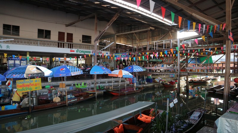 One thing that I was completely unaware of when I visited Ratchaburi was that the most famous floating market in Thailand: Damnoen Saduak Floating market, is actually not far.