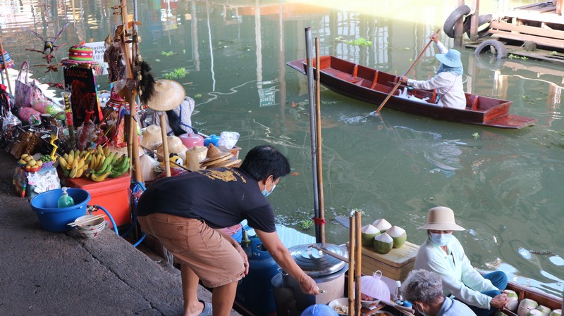 One thing that I was completely unaware of when I visited Ratchaburi was that the most famous floating market in Thailand: Damnoen Saduak Floating market, is actually not far.