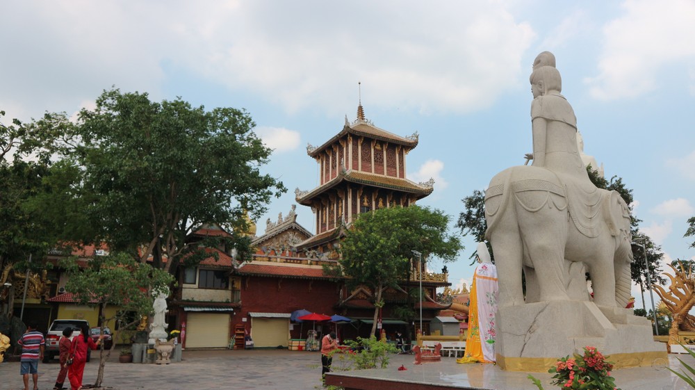 Still within Ho chi Minh city but far from the city center is Chau Thoi Temple or Chua Thau Thoi, quite an interesting temple in Ho Chi Minh city.