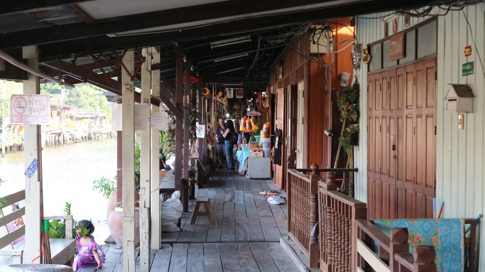 I have already been to the most famous floating market in Thailand- Damnoen Saduak Floating Market - which is advertised as the Bangkok floating market