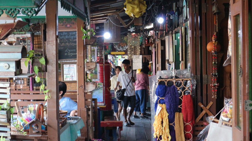 I have already been to the most famous floating market in Thailand- Damnoen Saduak Floating Market - which is advertised as the Bangkok floating market