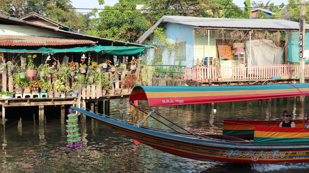 I have already been to the most famous floating market in Thailand- Damnoen Saduak Floating Market - which is advertised as the Bangkok floating market