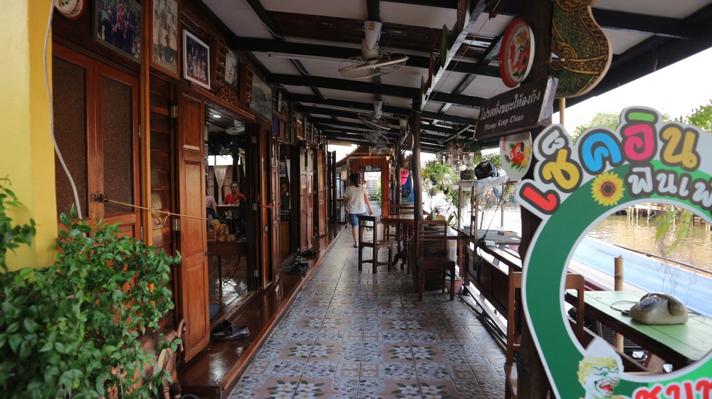 I have already been to the most famous floating market in Thailand- Damnoen Saduak Floating Market - which is advertised as the Bangkok floating market