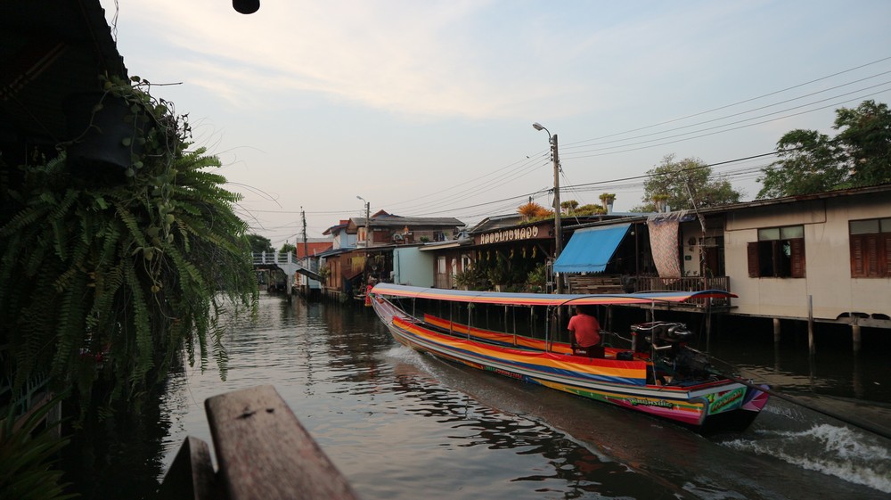 I have already been to the most famous floating market in Thailand- Damnoen Saduak Floating Market - which is advertised as the Bangkok floating market
