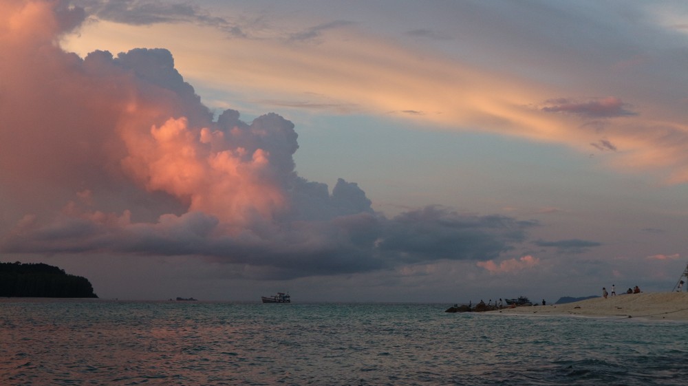 Koh Lipe was an island that was under my eye for more than 1 year. Many people say this is the most beautiful island in Thailand.