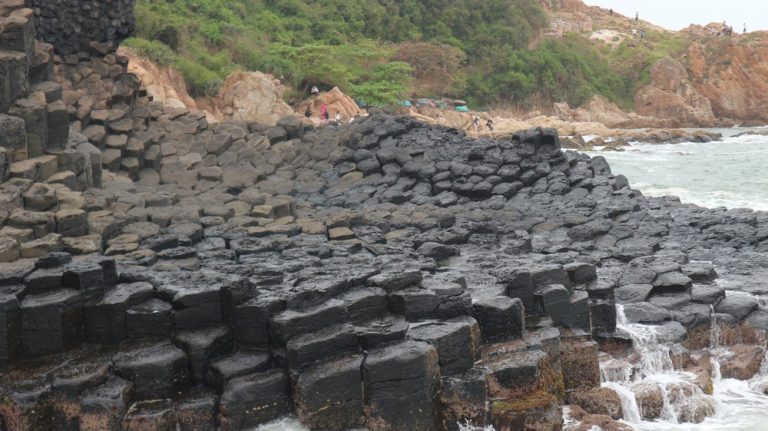 Tuy Hoa, Ganh Da Dia: Exploring Phu Yen iconic rocks - While You Stay Home