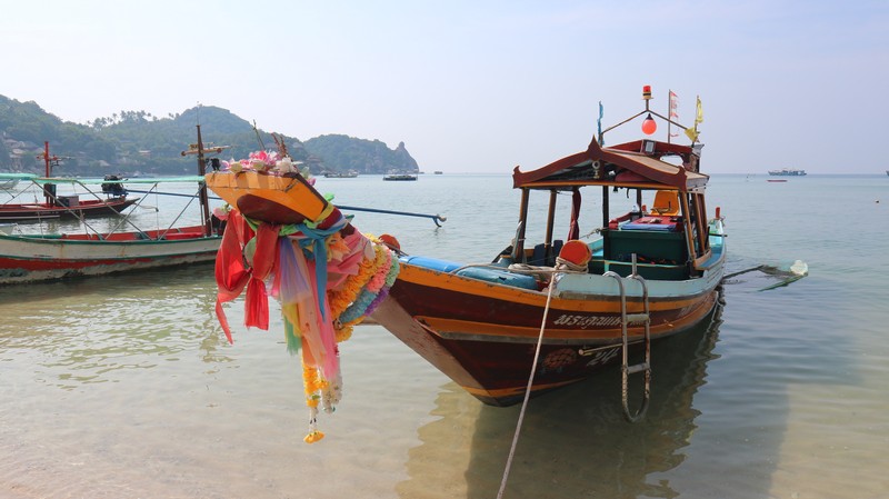 Exploring Koh Tao on foot seeing beautiful beaches.