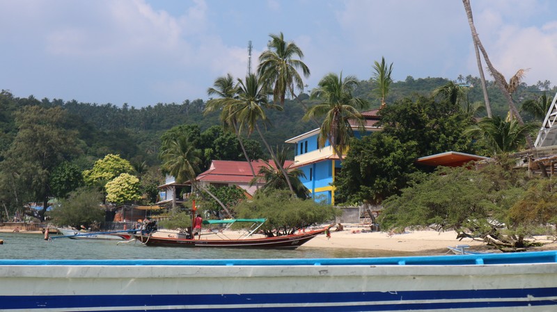 Exploring Koh Tao on foot seeing beautiful beaches.
